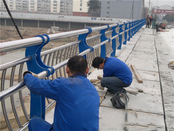 鹤壁不锈钢河道护栏的特性及其在城市景观中的应用